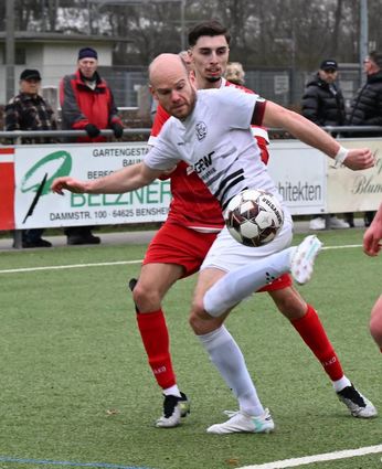 Denis Holdschick (vorn im weißen Trikot) brachte den FC 07 beim 2:1 in Hahn auf die Siegerstraße.