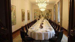Speisesaal der Villa Hammerschmidt. Manch hochrangiger Gast des Bundespräsiden-ten ist hier mit Nymphenburger Porzellan bewirtet worden.