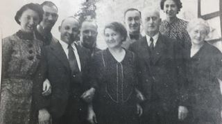 Das Bild zeigt Familie Schwabacher/Jacoby im Exil in Paris: Vermutlich am 11. August 1938, dem Hochzeitstag von Hans (John) Oswald und Bertha Schwabacher (v.l.): Bertha Schwabacher, Fritz Schwabacher, Hans Oswald, Leopold Schwabacher, Klara Schwabacher, Hugo, David, Else, Sophie Jacoby. Es fehlt Paula Schwabacher auf dem Foto; möglicherweise ist sie die Fotografin.