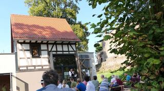 Manfred Riebel sprach vor dem wiederaufgebauten Einhaus.