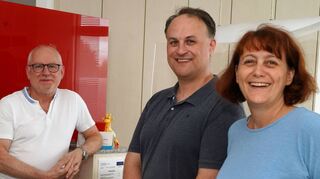 30 Jahre lang hat Wolfgang Zobel (links) seine Hausarztpraxis in Lorsch geführt. Jetzt geht er in den Ruhestand und freut sich, dass es mit Dr. Robert Kluck und Daniela Diehl zwei Hausärzte gibt, die seine Praxis weiterführen werden.