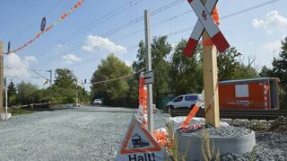 Hier geht’s über den Bahnübergang zum Bibliser Gemeindesee.