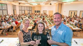 Das Moderatoren-Trio Charlotte Freiberger-Rabold, Katja Simon und Jan Faber (v.li.) erwies sich als sorgfältig vorbereitet und versorgte die Besucher der Gebietsweinprobe im Bensheimer Bürgerhaus mit vielen interessanten Informationen zu den Weinen und Sekten der Bergsträßer Winzer.
