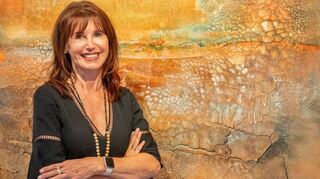 „Erdverbunden“ titelt die Ausstellung mit Werken von Claudia Söding in der Remise.