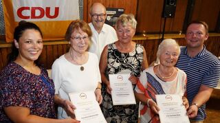 Luisa Froitzheim (l.), Alexander Löffelholz (r.) und Michael Meister ehrten Anna Katharina Bähr, Barbara Horlebein und Gerlinde Klose für jeweils 40-jährige Mitgliedschaft in der CDU.