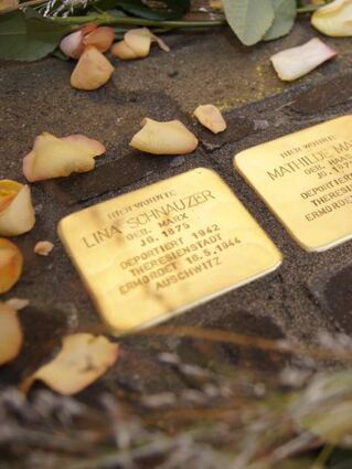 Zwei der mehr als 50 Stolpersteine, die in Lorsch verlegt sind.