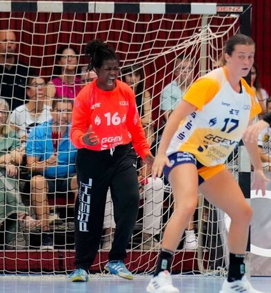 On Fire: Torhüterin Vanessa Fehr (li.) ragte beim Saison-Auftaktsieg der Flames in Neckarsulm heraus und pushte ihr Team (re. Lisa Friedberger) an.