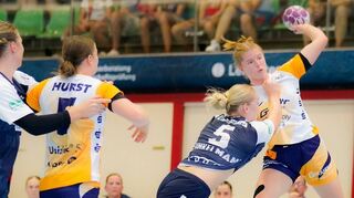 Neuzugang Nina Engel (am Ball) zählte zu den Matchwinnerinnen bei den Flames, die von Trainerin Heike Ahlgrimm beim Aufgalopp in Neckarsulm eingewechselt wurden. An alter Wirkungsstätte avancierte Engel zur besten Torschützin.