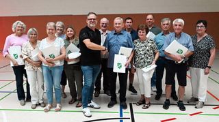 Der Vereinsvorsitzende Torsten Hofmeyer gratuliert dem Ehrenvorsitzendem Heinz Bauer für seine 70-jährige Vereinszugehörigkeit (Mitte). Rechts Schriftführerin Elly Hofmeyer mit Ludwig Müller, der 75 Jahre dem Verein angehört. Auch die übrigen Geehrten freuten sich über Urkunden, Ehrennadeln und Handtücher mit Vereinsemblem.
