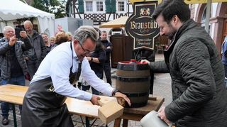 Mit dem Fassbieranstich wird die Kerb am Samstag um 16 Uhr eröffnet. Ein Schlag reichte Bürgermeister Schönung zuletzt und das Freibier floss.