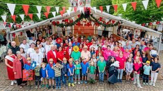 Bei der Zusammenkunft der prämierten schönsten Festwägen und Fußgruppen des Winzerfest-Umzuges war es weitaus weniger heiß. Dafür war die Freude über den Gewinn umso größer.
