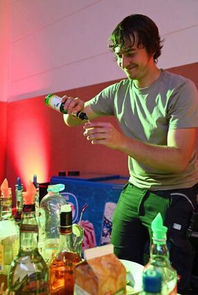 Moritz Weber mixte in seiner Basthütten-Bar Cocktails und Longdrinks.