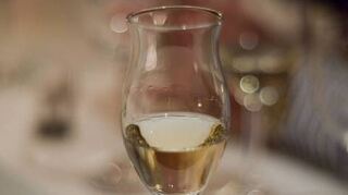 Die Riva-Freunde bieten eine Grappa-Probe an.