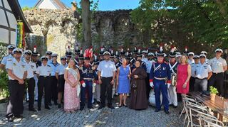 20 Besatzungsmitglieder der Fregatte „Hessen“ waren am Wochenende zu Gast in Bensheim und besuchten unter anderem das Winzerfest. Begrüßt wurden sie von der Bürgermeisterin und der Heimatvereinigung Oald Bensem.