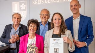 Von links: Joachim Klie (Jury), Barbara Schader (Bürgermeisterin), Prof. Dr. Joachim-Felix Leonhard (Kulturstiftung Bergstraße), Katharina Rau (Architekturbüro Prosa in Darmstadt), Dr. Holger Habich (Vorsitzender Kulturstiftung Bergstraße)