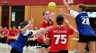 Mit einer starken Leistung in der ersten Halbzeit legten die A-Flames den Grundstein zum Überraschungssieg gegen Blomberg; hier finden Pauline Borrmann, die zu Milena Podgorac (Nr. 75) passt, eine Lücke in der Gästeabwehr.