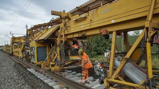 Edelweiß im Einsatz: Der Schnellumbauzug tauscht kurz vor dem Groß-Rohrheimer Bahnhof Schienen aus.