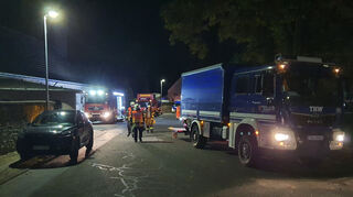 Feuerwehr und Technisches Hilfswerk verbringen Stunden damit, die Hauswände zu stabilisieren.