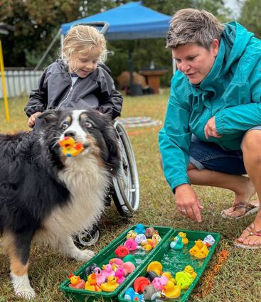 Juna Kumst und ihre Mutter Sabrina nahmen mit ihrem Hund Tuzzi am ersten Funny Dog-Turnier des Vereins der Hundefreunde teil. Unser Bild zeigt das Trio bei der Station „Enten fischen“.
