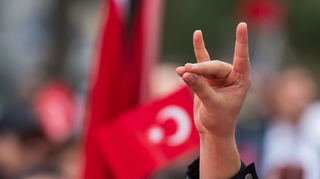 ARCHIV - 10.04.2016, Bayern, München: Eine Hand zeigt den "Wolfsgruß" - ein Erkennungszeichen der Grauen Wölfe - während einer Pro-Türkischen Demonstration. (zu dpa: «SPD-Fraktion fordert Verbot des umstrittenen «Wolfsgrußes»») Foto: Peter Kneffel/dpa +++ dpa-Bildfunk +++