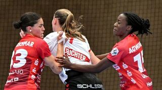 Frauenhandball-Bundesliga: Flames HSG Bensheim/Auerbach vs HB Ludwigsburg /
Lucie-Marie Kretzschmar (links) / Niddi-Silvia Agwunedu (rechts)
Foto: Jürgen Strieder