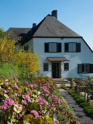 Bundeskanzler Konrad Adenauer (l.) wird durch Bundestagspräsidenten Erich Köhler vereidigt. Unten v. l. das Haus in Röhndorf mit Rosen im Garten, Arbeitspavillon und das Schlafzimmer.