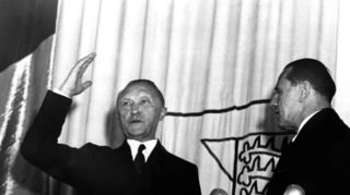 ARCHIV - Konrad Adenauer (CDU) wird am 20. September 1949 durch Bundestagspräsident Erich Köhler (r) als erster Kanzler der Bundesrepublik Deutschland in Bonn vereidigt. Bei der ersten Bundestagswahl gaben 78,5 Prozent aller 31,2 Millionen Wahlberechtigten ihre Stimme ab, wählten den ersten Deutschen Bundestag der Geschichte - und erteilten linken wie rechten Parteien eine Absage. Stattdessen ebneten sie dem CDU-Politiker Adenauer den Weg ins Bundeskanzleramt. Foto: dpa nur s/w (Serie "Bundestagswahl historisch"; zu dpa: "1949: Der wohl härteste Wahlkampf der Bundesrepublik") +++ dpa-Bildfunk +++