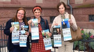 Vorschau auf Lesung von Forum Kultur – Monika Hebbeker, Tina Friedmann und Eva Knop präsentieren die Autoren vor dem Veranstaltungsort Alte Sparkasse.