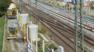 Die Arbeiten an der Lärmschutzwand in Biblis gehen weiter. Die betroffenen Gebäude wird die Bahn noch einmal in Augenschein nehmen.