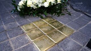 In der Hauptstraße vor dem Kaufhaus Ganz wurden am Donnerstag Stolpersteine zum Gedenken an Familie Schwalbacher verlegt, die früheren jüdischen Besitzer des Kaufhauses.