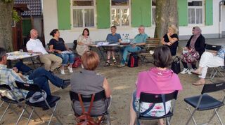 Im Kastanienhof des Saalbaukinos planten Vertreter verschiedener Vereine mit Koordinatorin Sandy Döbert (hinten links) das Eröffnungsfest.