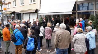Vor dem Haus Bahnhofstraße Nummer 10 wurde eine „Stolperschwelle“ verlegt, eine größere Variante der bekannten Stolpersteine. Sie erinnert an den Standort der Lorscher Synagoge, die 1938 von Nationalsozialisten zerstört wurde.