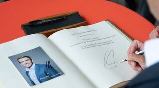 Philipp Lahm trug sich im Rahmen der Preisverleihung auch in das Goldene Buch der Stadt Bensheim ein.