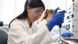 Helen Chiang vom Bensheimer Goethe-Gymnasium konnte am 37. Erfinderlabor des Zentrums für Chemie an der Philipps-Universität Marburg teilnehmen.