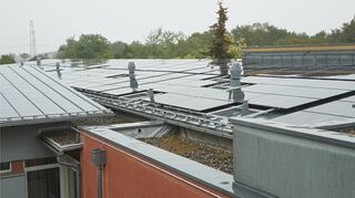 Die PV-Anlage wurde auf dem Dach des Verwaltungsgebäudes der Lampertheimer Pestalozzischule installiert.
