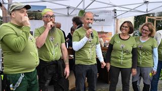 Aktive des Tabakprojekts rauchten die neue „Lorsa Brasil“ an und informierten über die Arbeit der Tabakbauern. Wer wollte, durfte sich an ihrem Stand ebenfalls mit der Tabaknadel betätigen. Marion Walter (r.), hier am Kerwekranz, erhielt für ihre Kerwerede in der Rolle als „Tabaknäherin“ erneut viel Beifall.