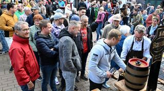 Drei Schläge – dann floss das Freibier. Der Anstich wurde diesmal nicht vor dem Alten Rathaus, sondern vor der Hauptbühne vorgenommen. Ein Anziehungspunkt gestern Nachmittag war das Schubkarren-Rennen, das in diesem Jahr unter dem Motto „Wer bremst, verliert“ auf noch mehr Geschwindigkeit setzte. Unser Bild zeigt Marcel Claros und Dirk Sander an der Schubkarre.
