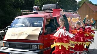 Wie in Glattbach die Autos geputzt werden, zeigten die jungen Mädchen, die als Waschanlage verkleidet durch die Straßen zogen.