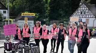 Die Prosecco-Aktivistinnen hatten Glattbach voll im Griff und verteilten eisgekühlte Kostproben des süffigen Getränks an die Kerbfans am Straßenrand.