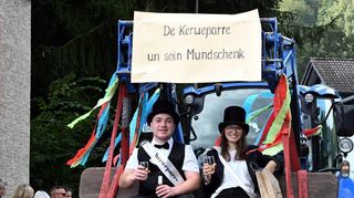 Kerweparrer Luca Rettig und Mundschenk Luise Bitsch gaben lustige Glattbacher Anekdoten zum Besten.