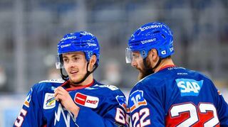 Kurzgastspiel bei den Adlern in der Saison-Vorbereitung 2020: Marc Michaelis (l.) mit Matthias Plachta.