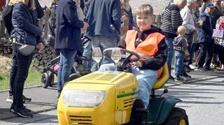 Während die kleinen Kinder mit Fahrrädern beim Umzug mitmachten, bevorzugten die älteren Kinder eher etwas größere, fahrbare Untersätze.