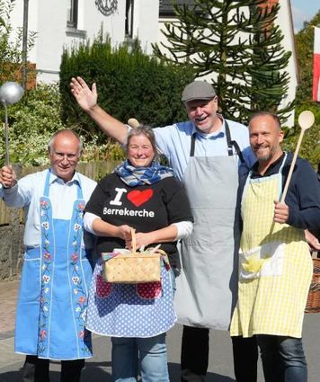 Jeden Donnerstag kochen Ehrenamtliche der evangelischen Kirchengemeinde für den Mittagstisch, zu dem jeder einge-laden ist.
