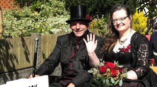 In Beedenkirchen ist alles möglich – auch eine Hardrock-Hochzeit, wie dieses Bild zeigt.