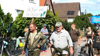 Die Jäger und ihre tierischen Begleiter liefen ebenfalls mit.
