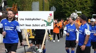 Die Beedenkirchner sind sportlich unterwegs. „Uns helt koan Schiri uff“, verkündeten die Hobbykicker.