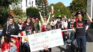 Die Kindergartenkinder des Ortes waren als kleine Piraten unterwegs, während sich die Eltern gegen die Schließung der Einrichtung stark machten.