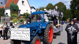Den Auftakt machte der Wagen mit den Gespenstern.
