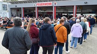 Um die Mittagszeit herrschte großer Andrang an den Essensständen von FFW und DRK im Gießer Weg.