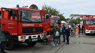 Auf Interesse stieß die Ausstellung der Einsatzfahrzeuge von Feuerwehr und Rotem Kreuz.